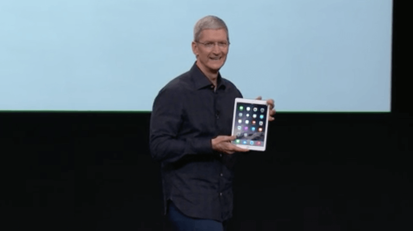 Tim Cook mit dem iPad Air 2