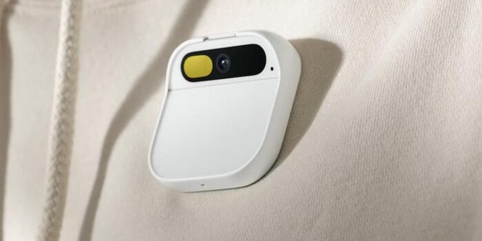 Humane AI PIN: Ein KI-Produkt, welches 2 Mal gestorben ist 1 Gumane AI PIN war ein erstes KI Produkt mit dem Ziel, das Smartphone langfristig zu ersetzen. Mit einem Laser konnte agiert werden, denn es hat kein Display.