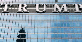 Reflektierende Fenster der Trump Tower mit dem Schriftzug 'TRUMP' in großen Buchstaben.