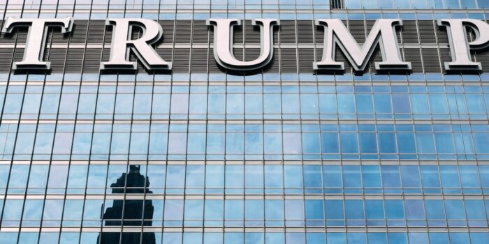 Reflektierende Fenster der Trump Tower mit dem Schriftzug 'TRUMP' in großen Buchstaben.